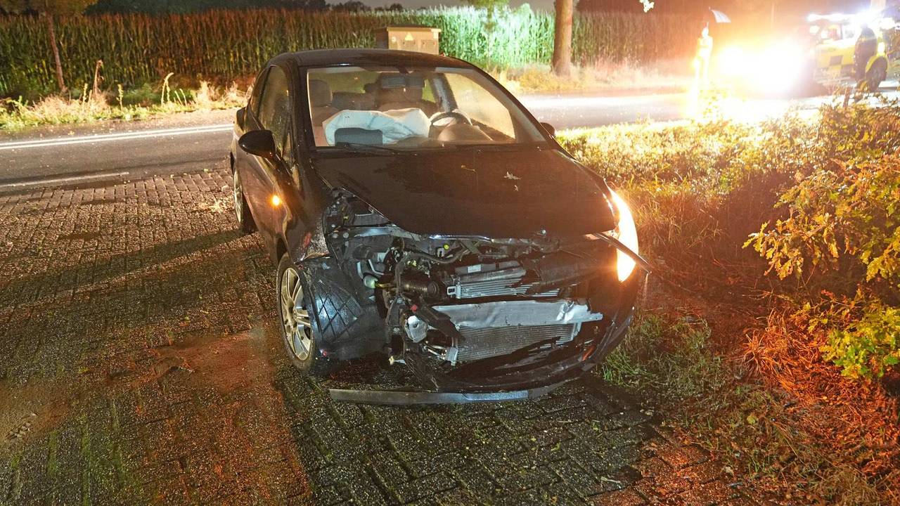 De flink beschadigde auto (foto: WdG/SQ Vision).