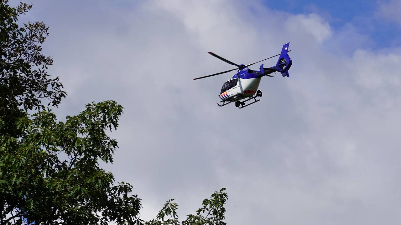 De politiehelikopter zocht donderdag naar de vrouw (foto: Jeroen Stuve/SQ Vision).