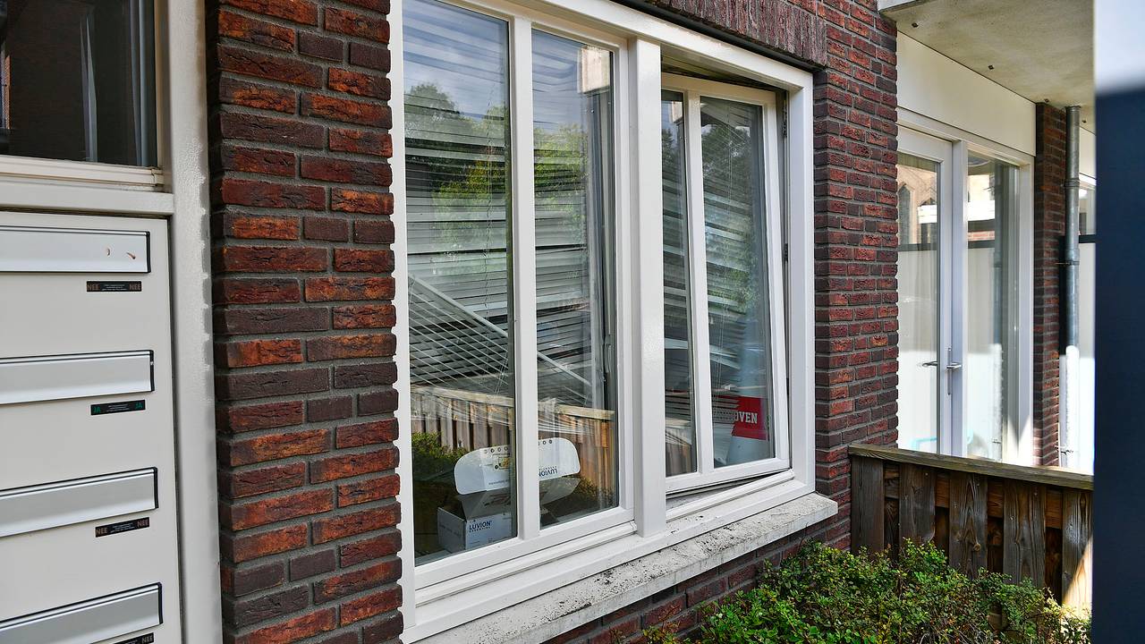 De politie ging door het raam het pand in (foto: Rico Vogels/SQ Vision).