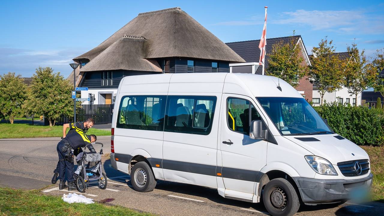 Vrouw die hond uitlaat zwaargewond na aanrijding door taxibus.