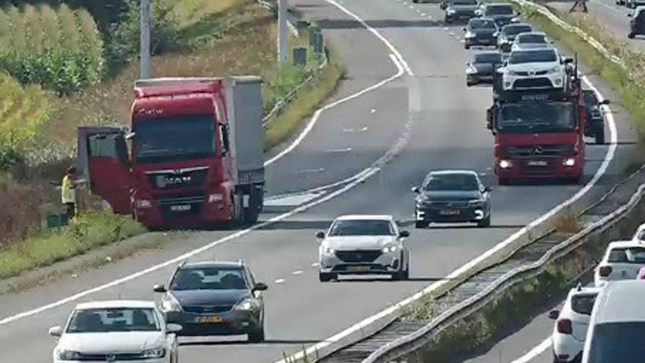 Drukke spits door vrachtwagen met klapband op A67 en ongeluk op A59.