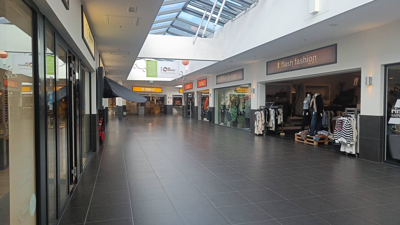 De gangen van het winkelcentrum zijn leeg, klanten vragen zich af of de winkels wel open zijn (privéfoto).