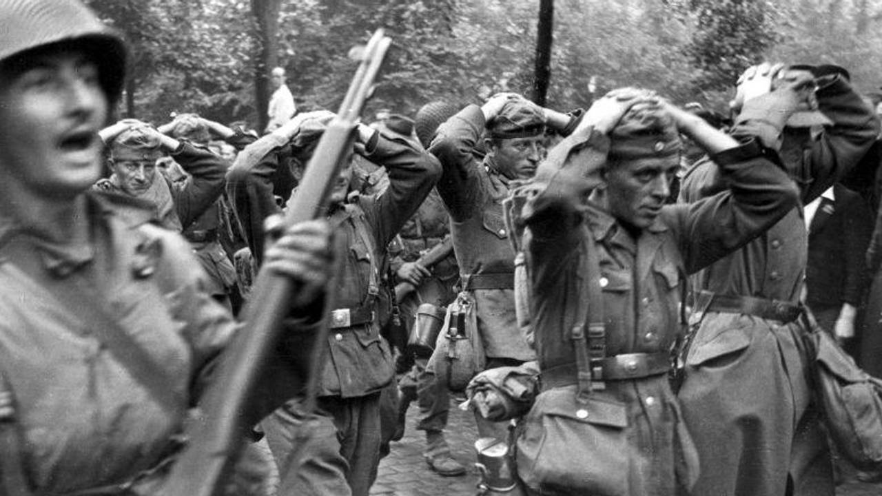 Amerikanen met Duitse krijgsgevangenen  in Maastricht (Foto: NIOD)