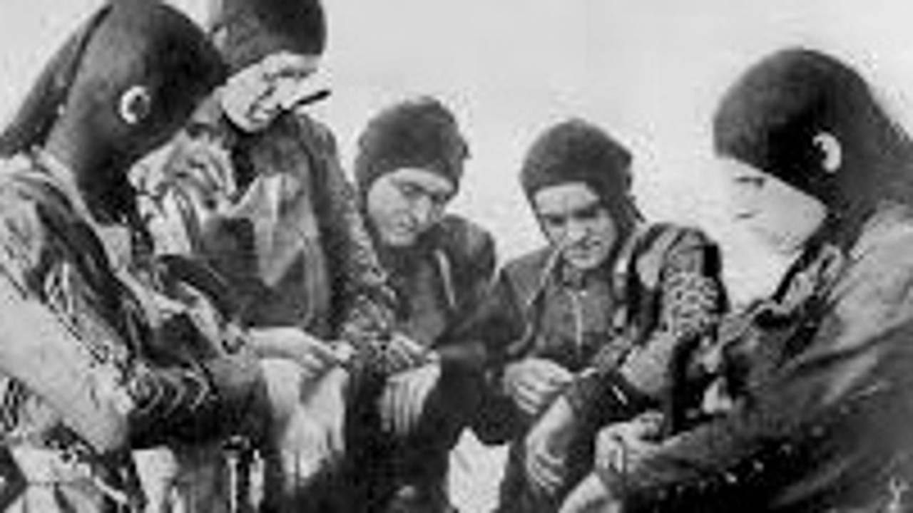 Kampfschwimmer zetten hun horloges gelijk (foto: Duitse propagandadienst)