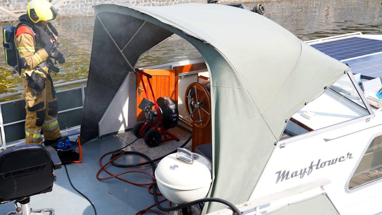 De brandweer had de brand snel onder controle (foto: Bart Meesters/SQ Vision).