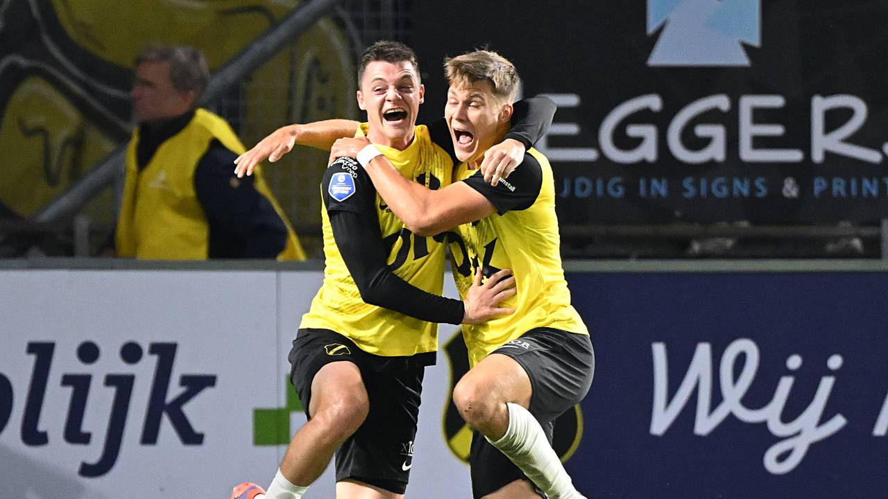 Dominik Janosek en Kacper Kostorz vieren de overwinning van NAC (foto: ANP).