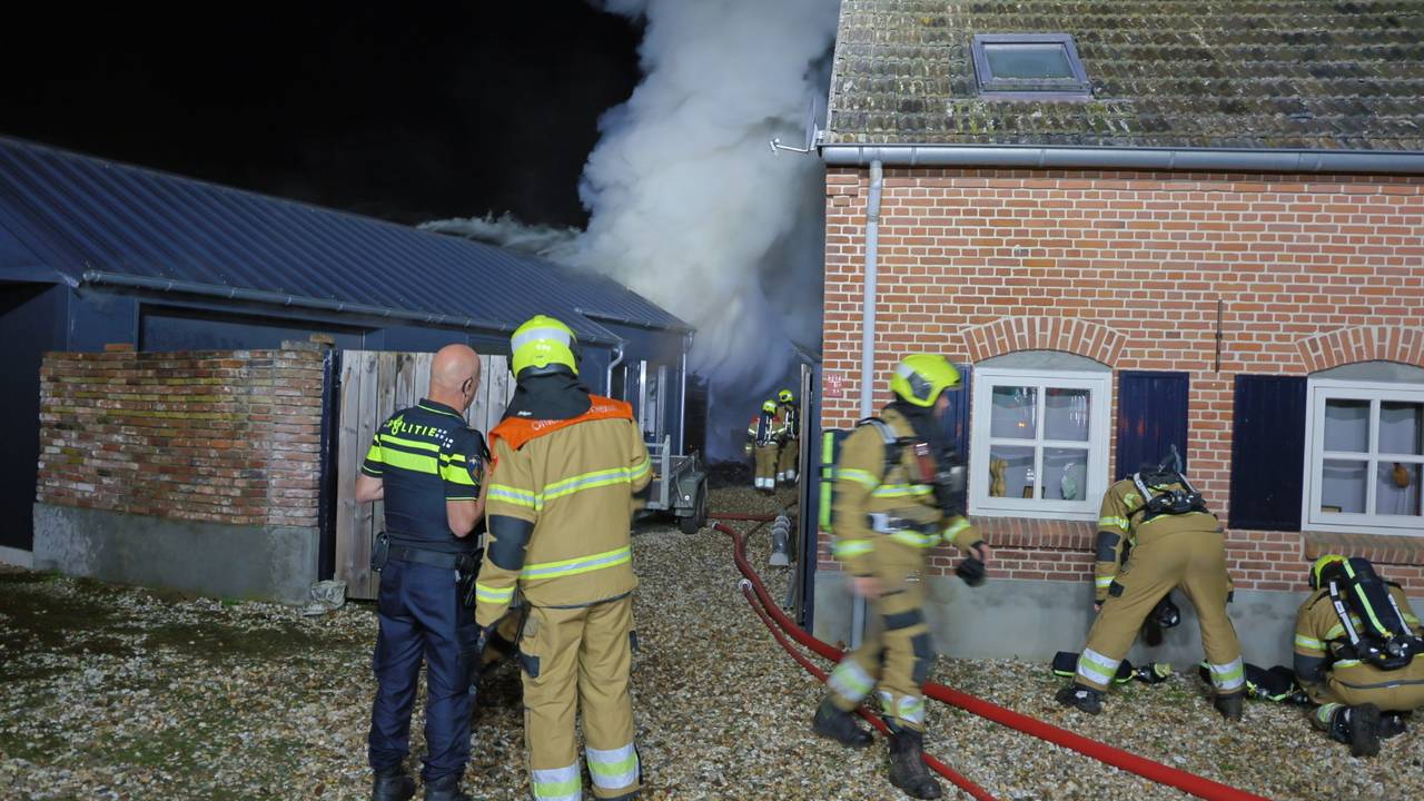 De rookwolken stijgen op vanuit de houtopslag (foto: Saskia Kusters/SQ Vision)