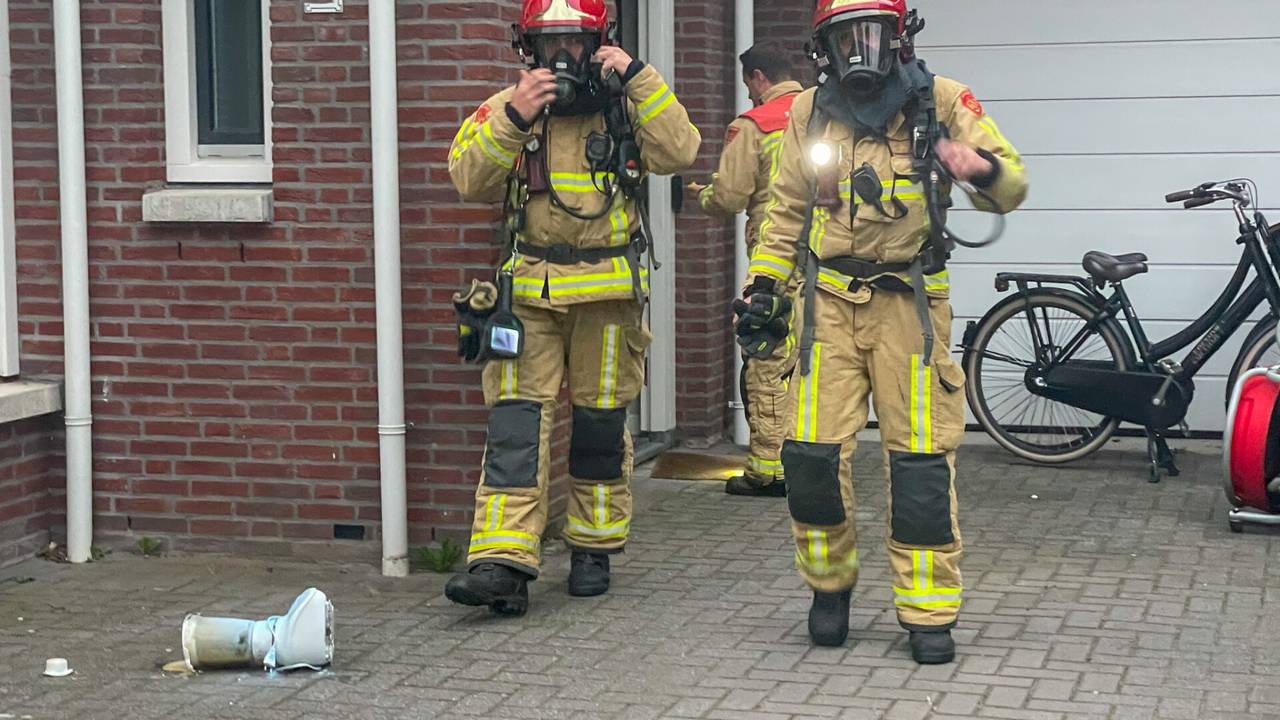 De brandweer in actie, de blende ligt op de grond (foto: Harrie Grijseels/SQ Vision).