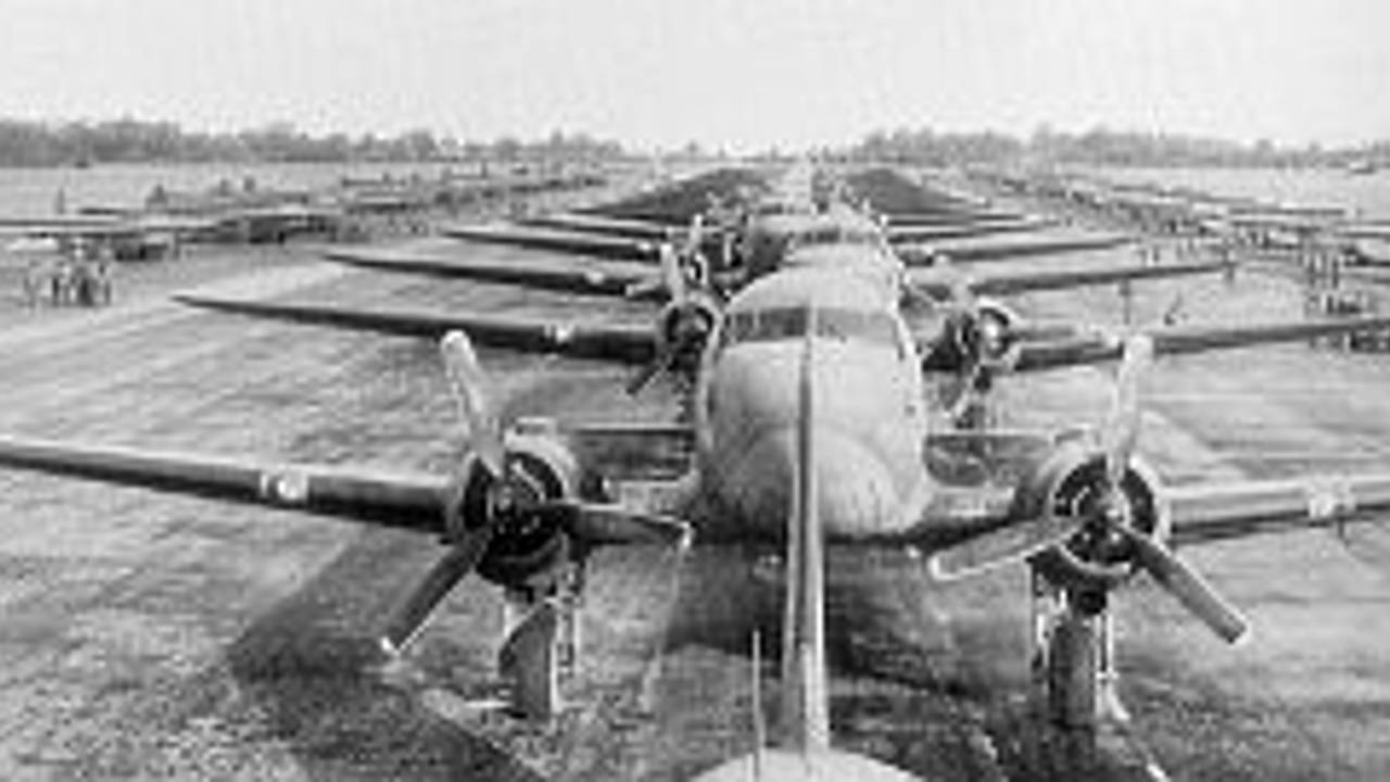 Een enorme vloot stijgt op richting bezet gebied (foto: archief/NIMH) 