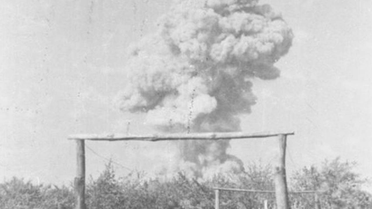 17 september, rookwolken boven vliegveld Eindhoven (foto: archief) 