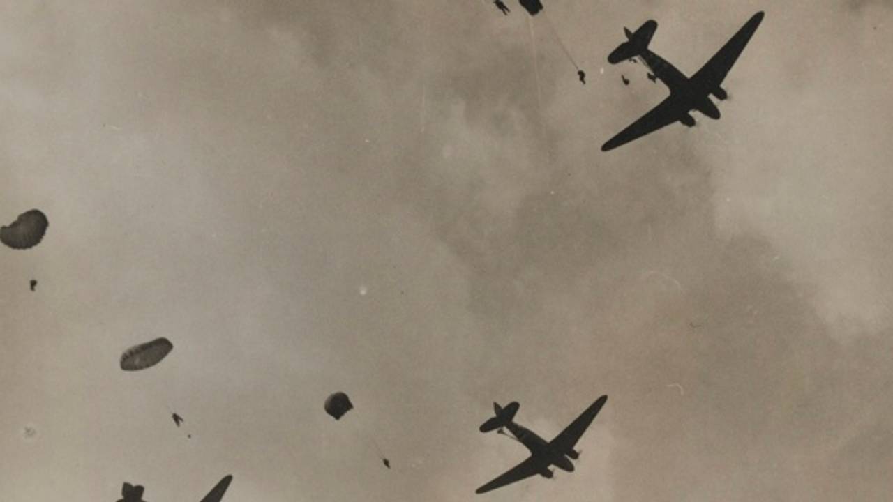 De eerste para's springen (foto: archief NIMH)