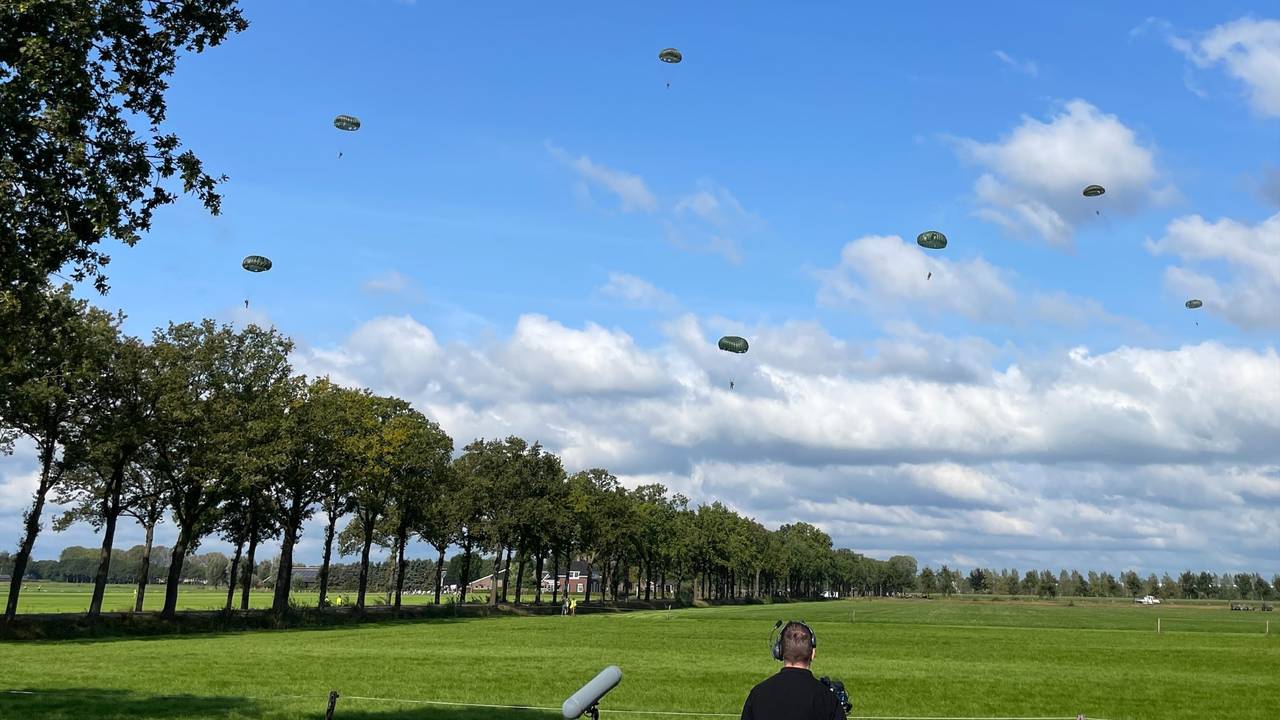 Landende parachutisten op de Vlagheide dinsdagochtend.