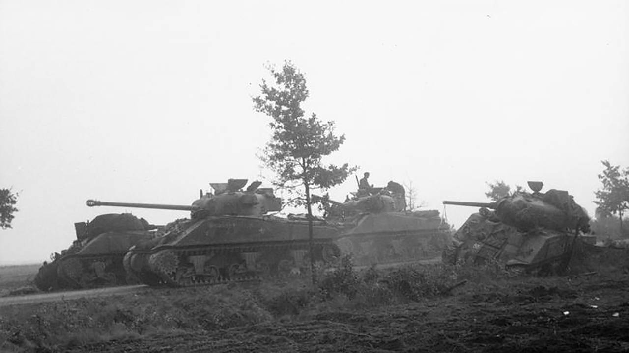 Irish Guards rukken op over de Luikerweg (foto: archief)