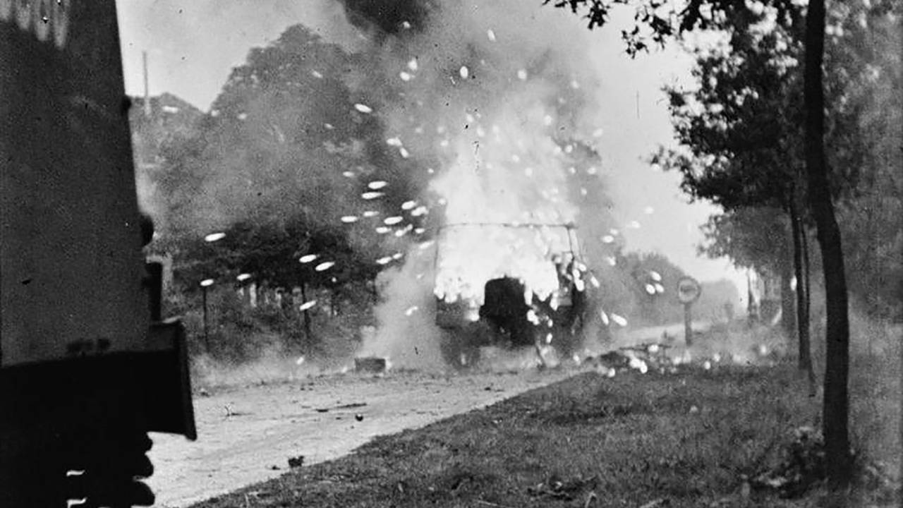 Truck ontploft op Luikerweg 17 september 1944 (foto: archief)