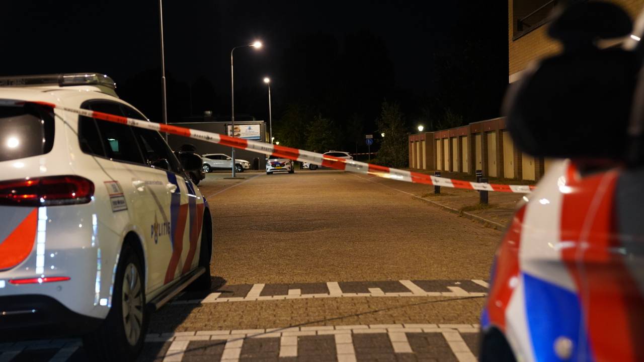 De weg is deels afgezet door de politie (foto: Bart Meesters/SQ Vision).