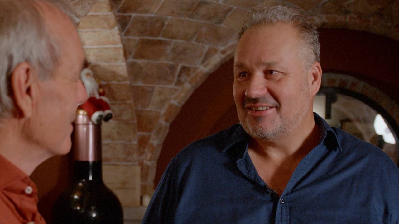 Marc Brouwers in zijn wijnkelder in gesprek met Arjo Kraak.