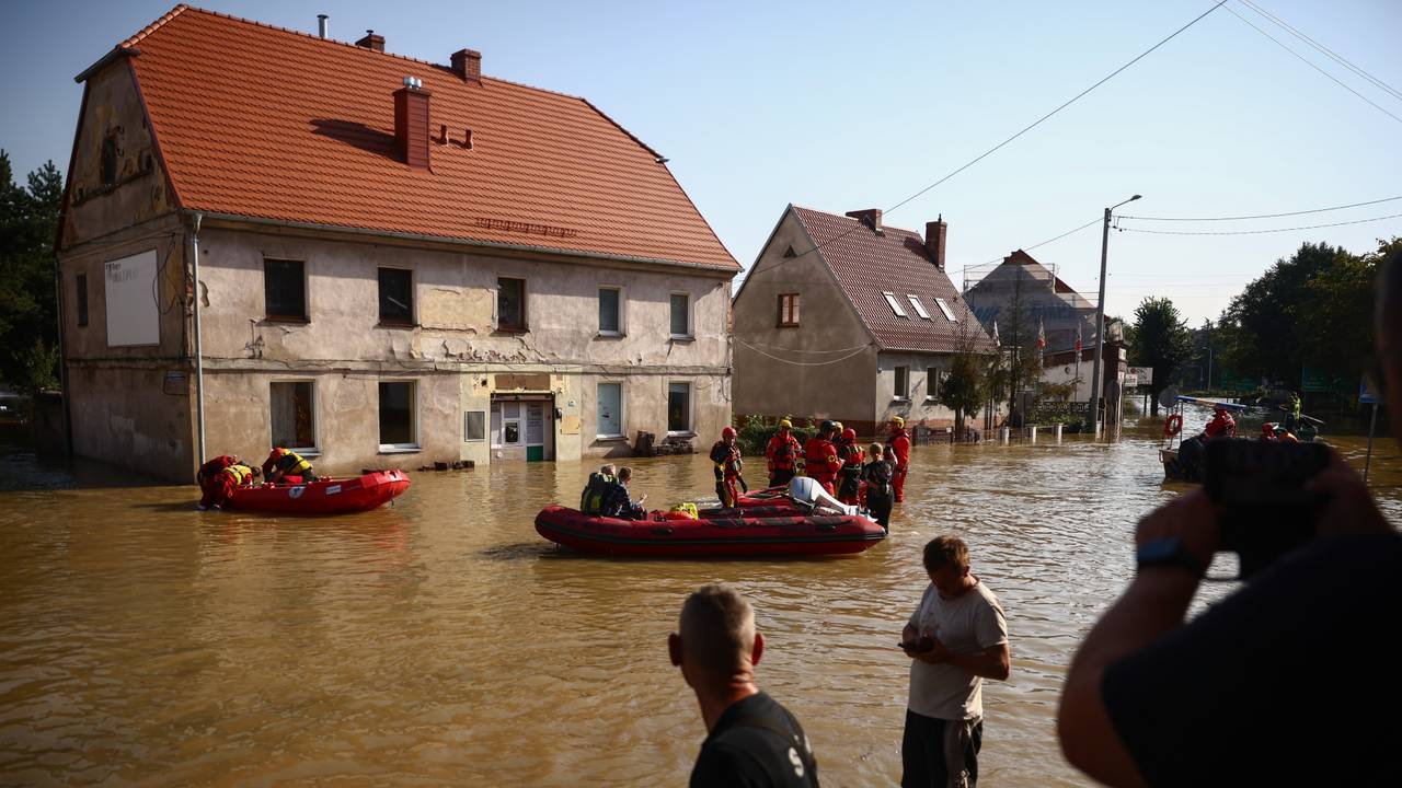 Slachtoffers van de overstromingen in het zuiden van Polen worden geëvacueerd (foto: ANP).