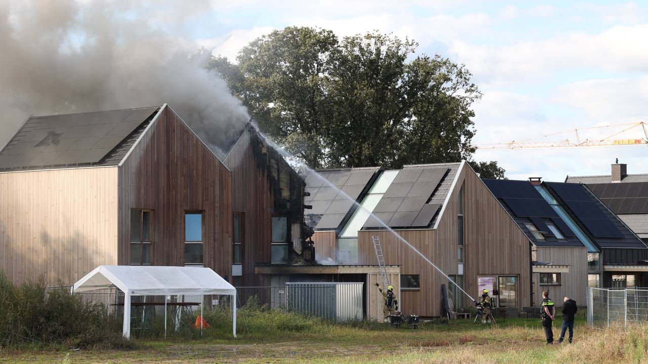 Nieuwbouwhuis in brand (foto: Marco van den Broek/SQ Vision).