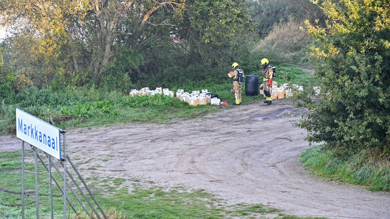 Er zijn zeker 40 vaten en jerrycans gevonden (foto: Tom van der Put/SQ Vision).
