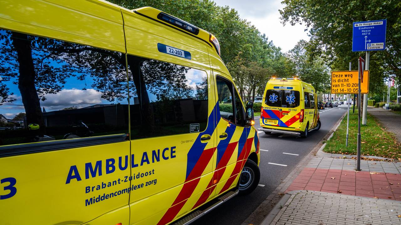 Meerdere ambulances kwamen naar de rotonde in Oss (Foto: Gabor Heeres/SQ Vision).