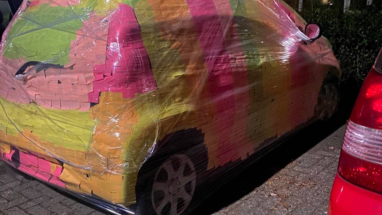 De kleurrijk ingepakte auto van Francie (privéfoto).