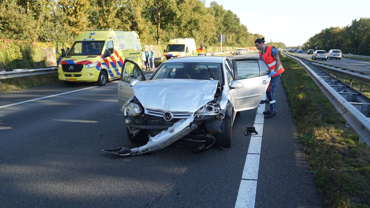 Kop-staartbotsing op de A2, een gewonde naar ziekenhuis.