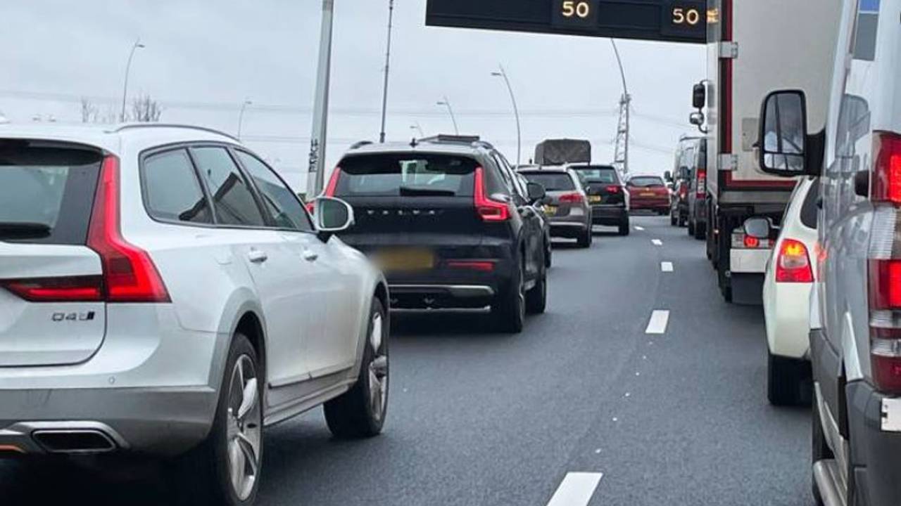 Lange files op A2, A50 en A58 na meerdere ongelukken.