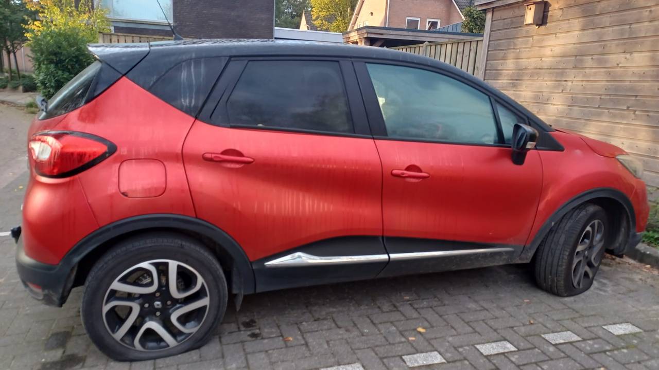 Eén van de vele auto's waarvan de banden lek zijn gestoken (Foto: anonieme buurtbewoner).