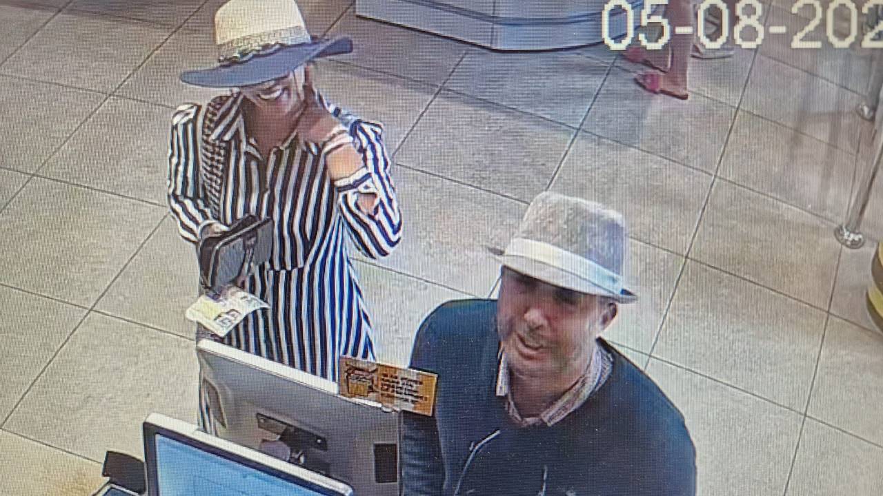 De man en de vrouw bij de balie.