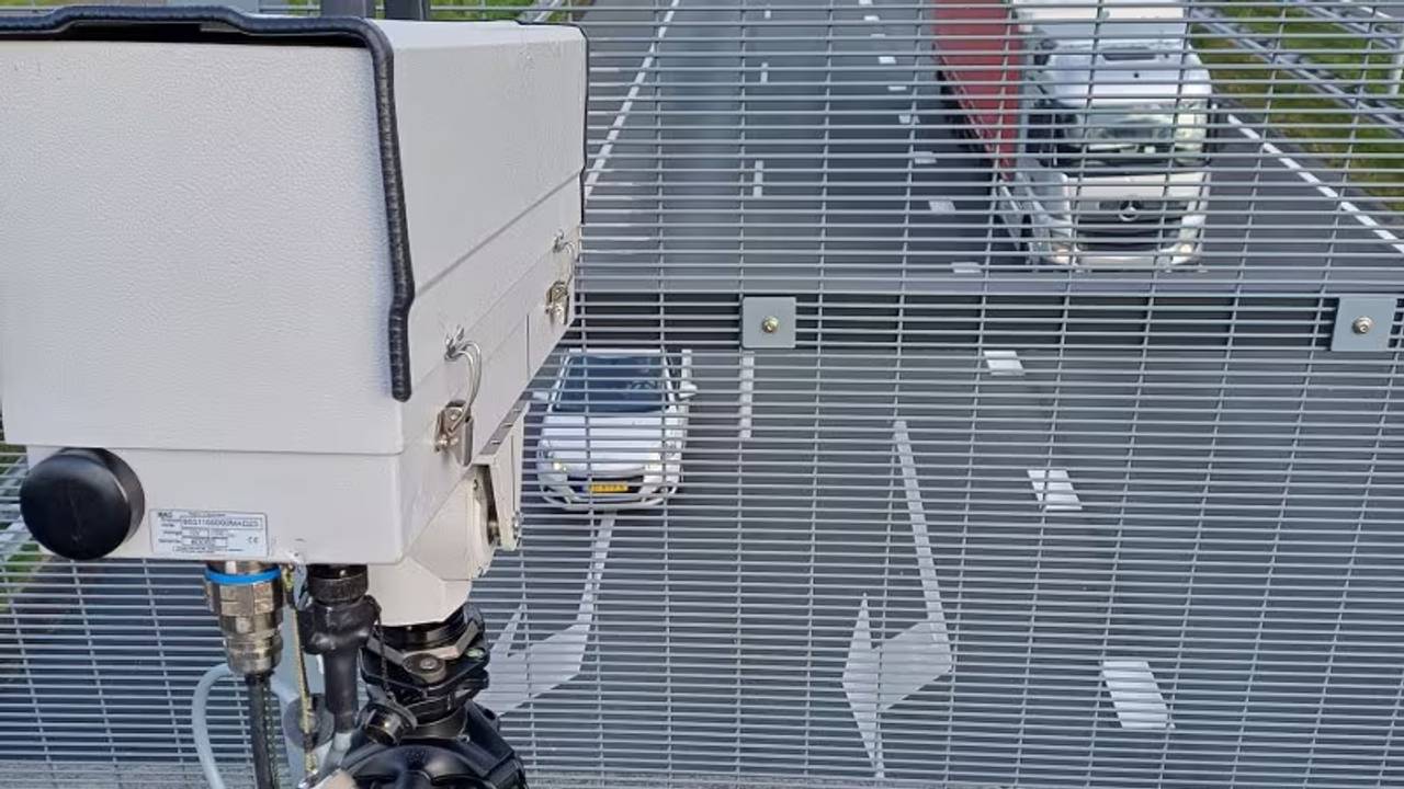 De camera in de touringcar (foto: politie).