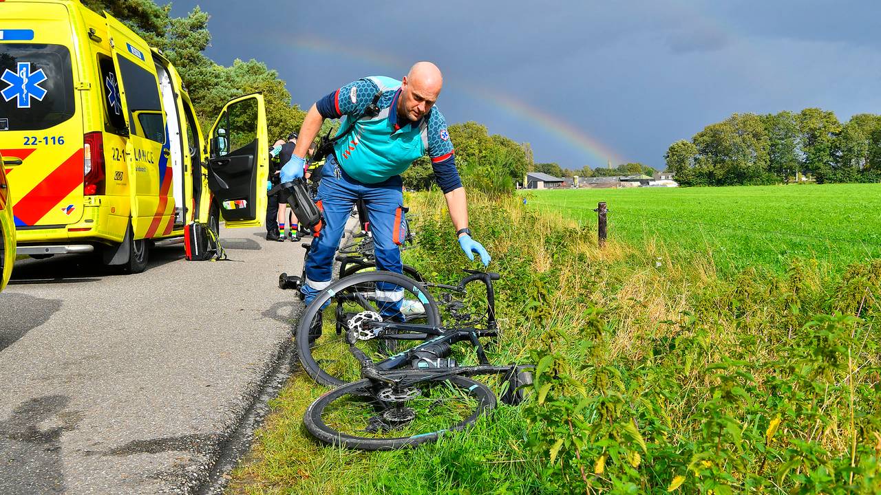 Een wielrenfiets kwam na het ongeluk in de berm te liggen (foto: Rico Vogels/SQ Vision).