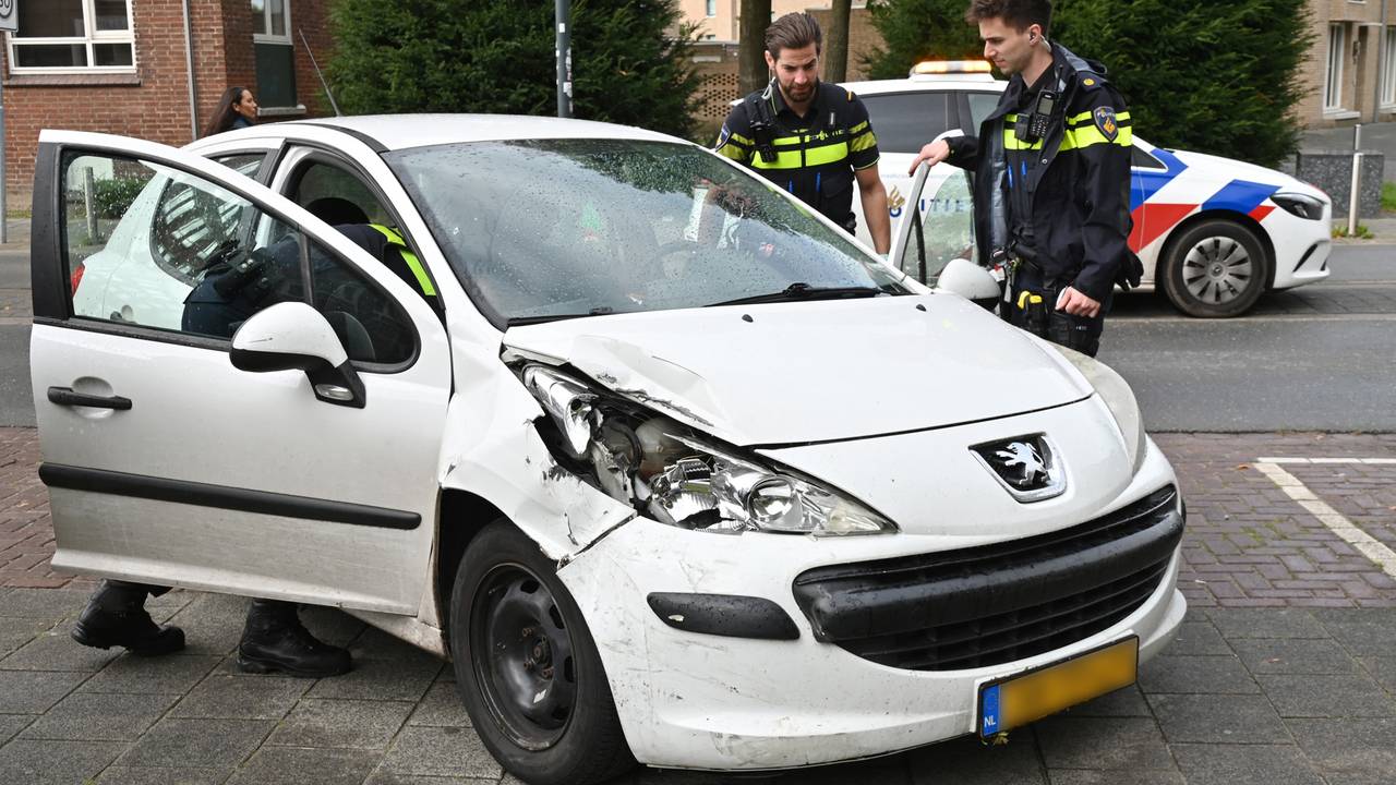 De auto raakte beschadigd (foto: Perry Roovers/SQ Vision).