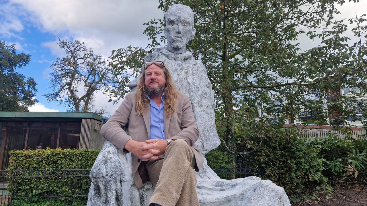 Kunstenaar Johan Tahon bij zijn beeld (foto: Omroep Brabant).