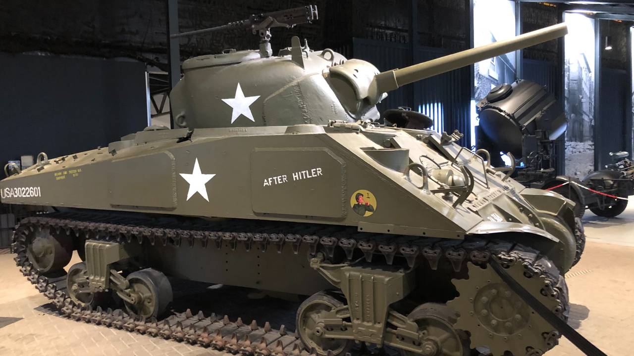 Shermantank 7th-tank in oorlogsmuseum Overloon, getroffen en bemanning gedood