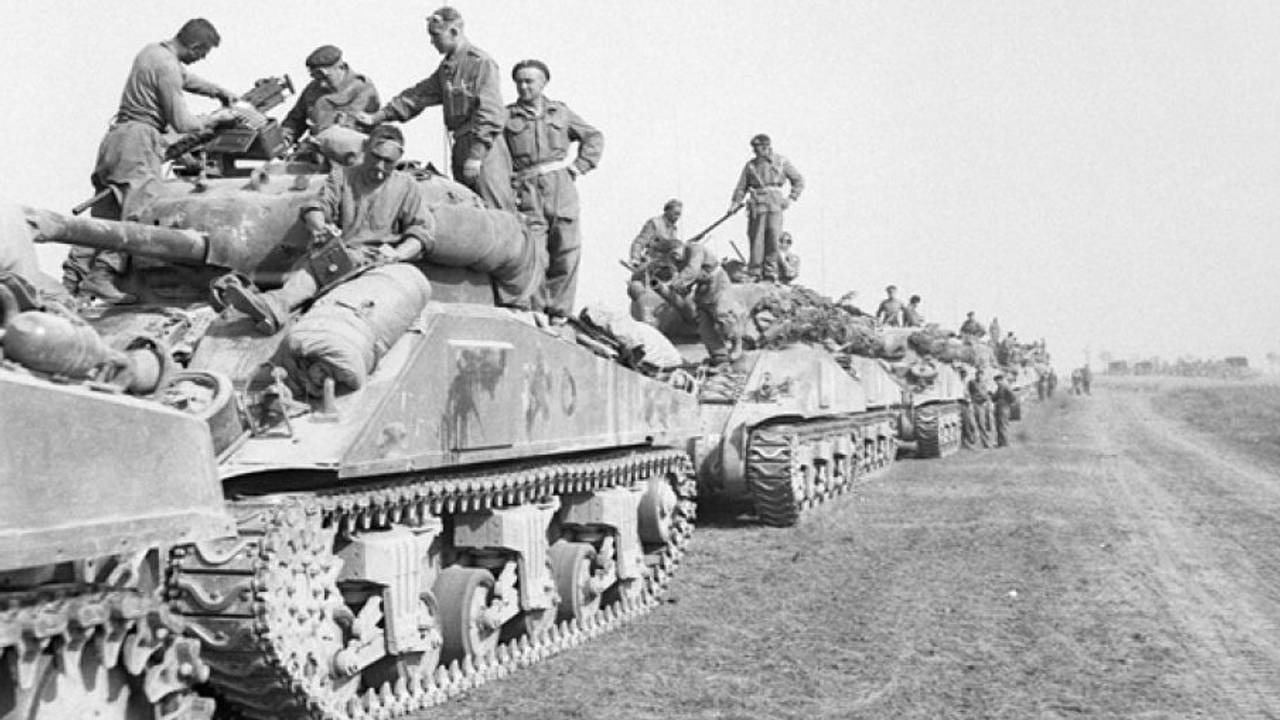 Soldaten en tanks van de Eerste Poolse Pantserdivisie in 1944 (foto: archief)
