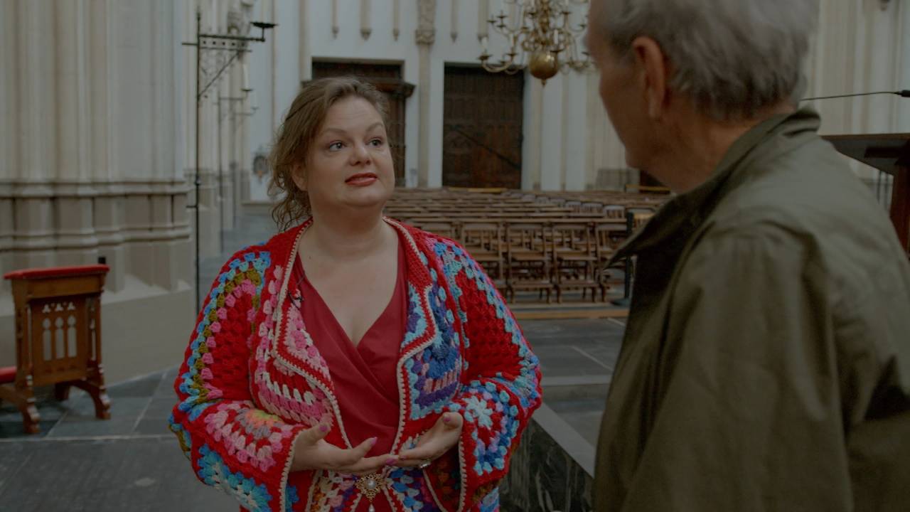 Cabaretier Fieke Opdam tijdens het interview in de Sint Jan in Den Bosch