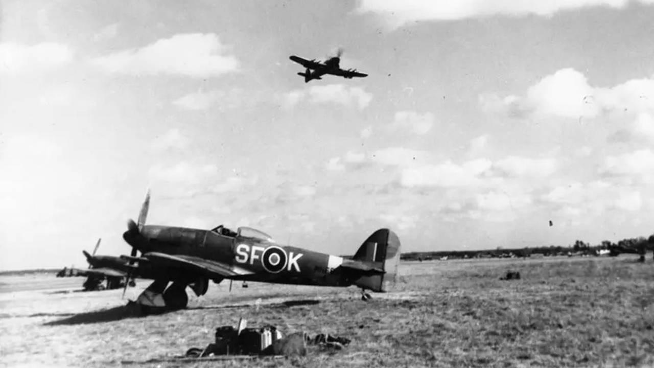 Typhoons op en boven vliegveld Eindhoven, najaar 1944 (foto: archief)