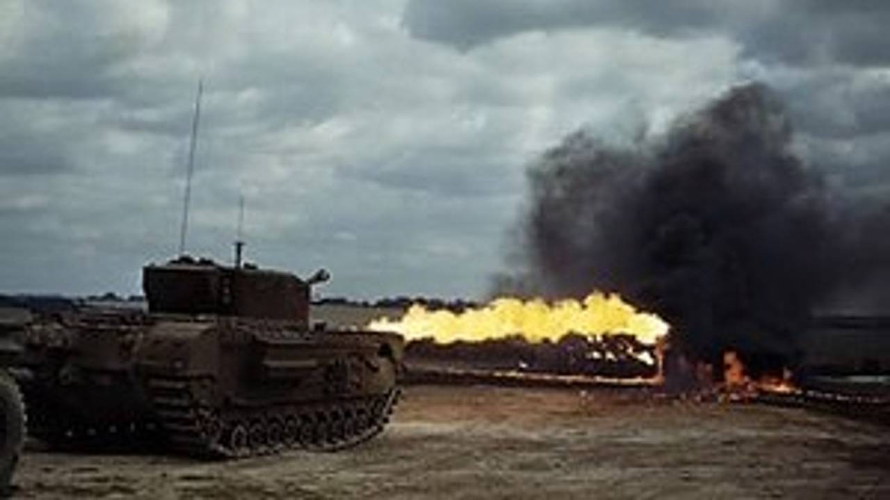 Crocodile-vlammenwerpertank in actie ergens in WO2 Europa (foto: archief)