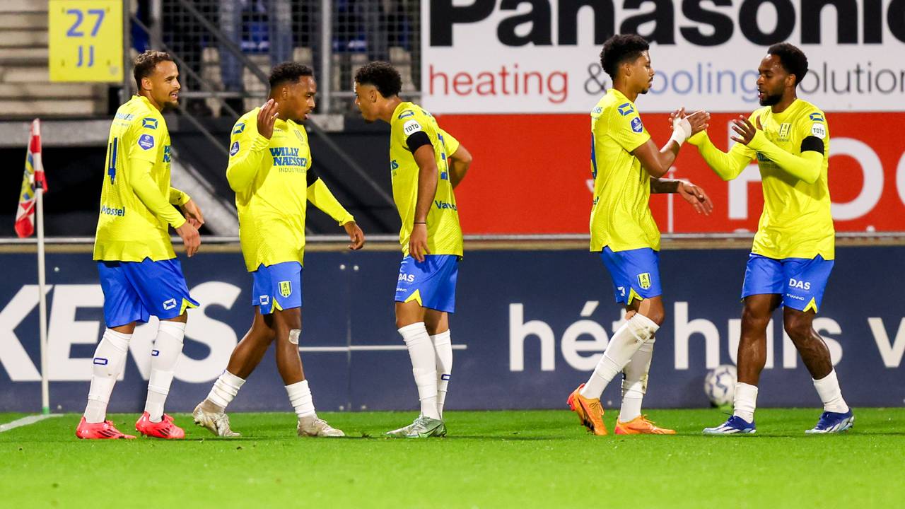 Richonell Margaret viert de eerste goal (foto: Orange Pictures).