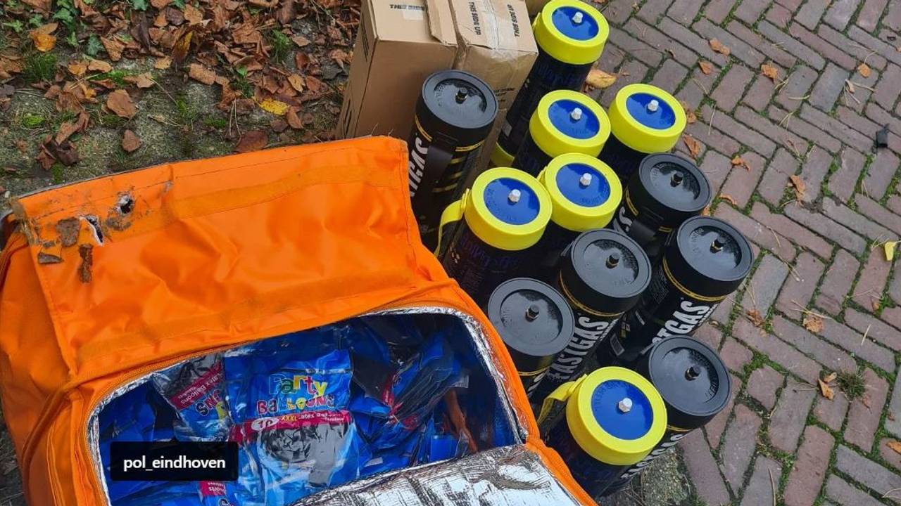 Deze flessen lachgas zijn gevonden in de auto van de verdachte (foto: Instagram/Wijkagenten Vaartbroek)..