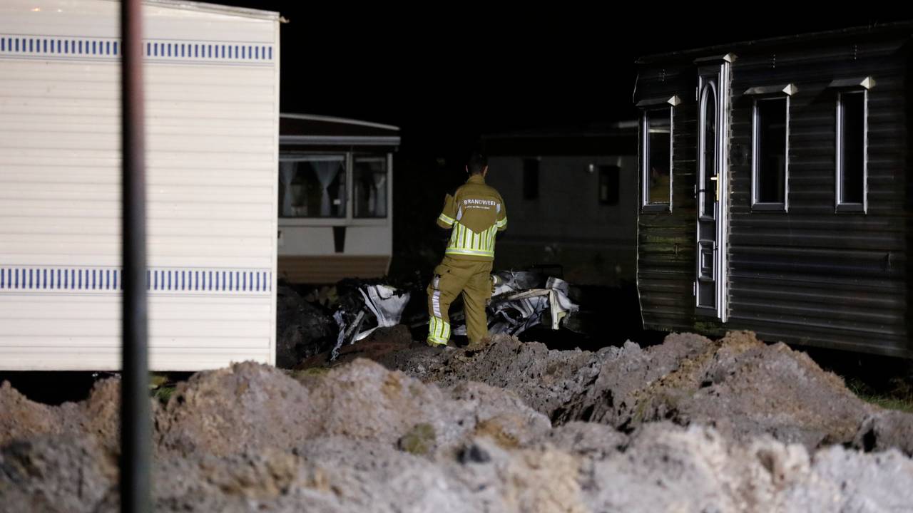 Splinternieuwe caravan is uitgebrand bij camping De Witte Plas (foto: Christian Traets / SQ Vision)
