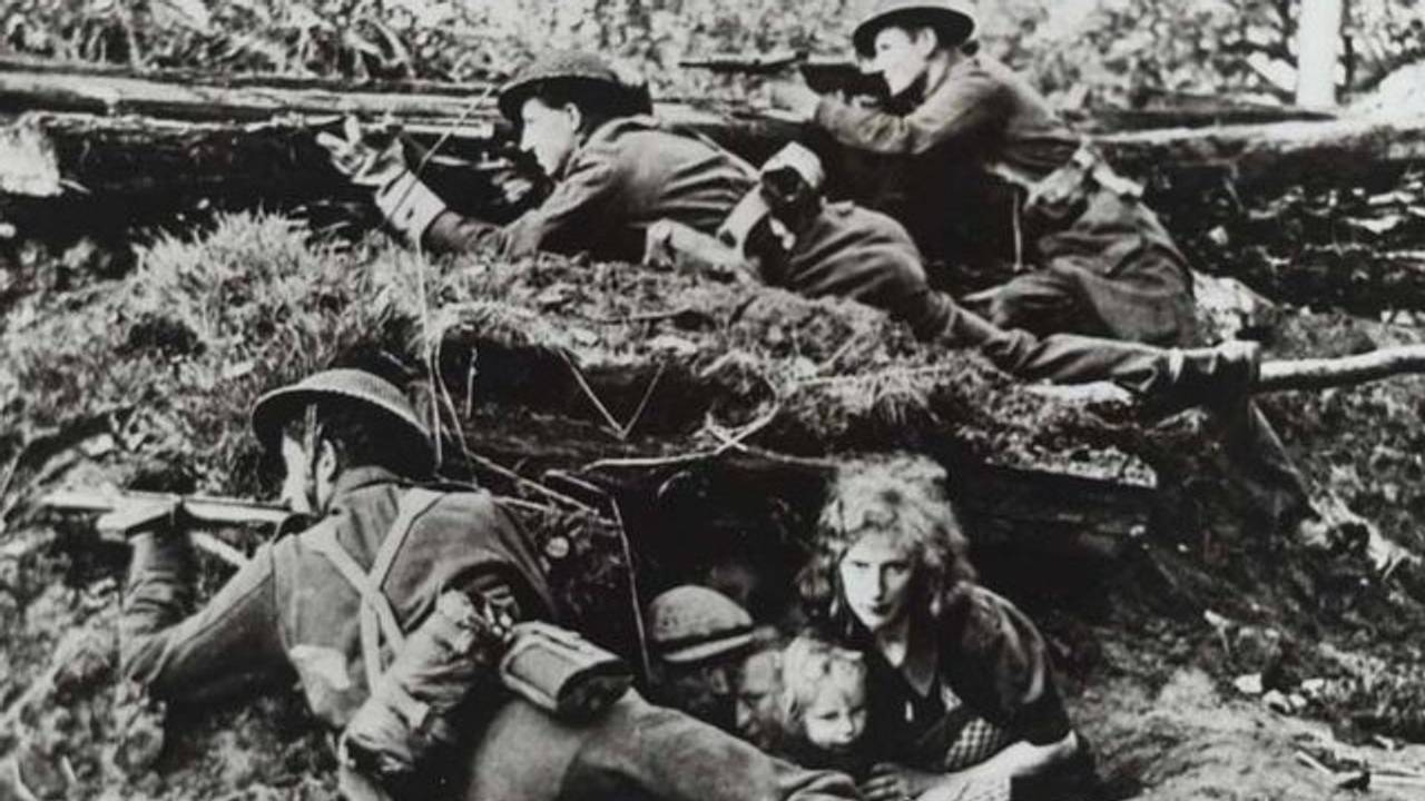 Boxtel Schijndelsedijk, Schotse soldaten en het gezin Van Vugt, 24 oktober 1944 (foto: archief).