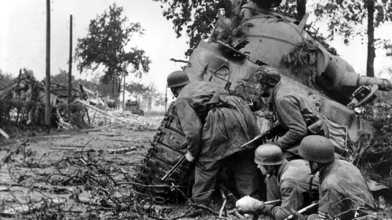 Duitse soldaten achter een uitgeschakelde Shermantank op de Mariabaan bij Wouwse Plantage 23 of 24 oktober 1944 (foto: archief )