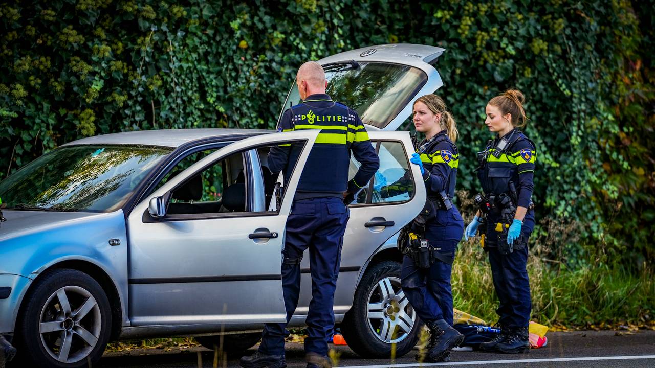 Agenten bij de auto met drie mannen die opgepakt zijn na de verkeersruzie. (Foto: SQ Vision Mediaprodukties)