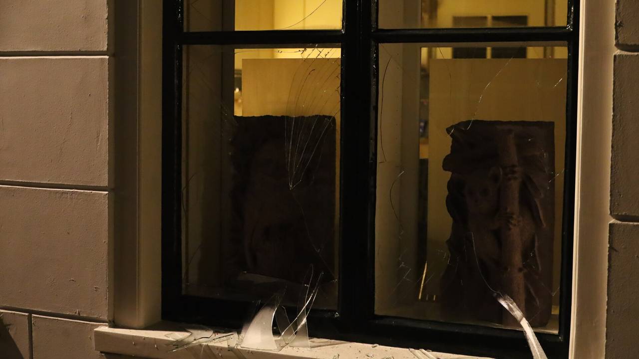 Ruiten van omliggende gebouwen sprongen kapot door de klap. (Foto: SQ Vision Mediaprodukties)