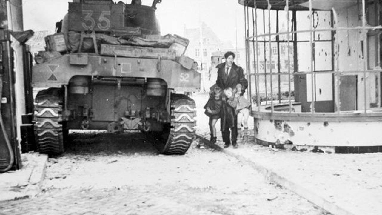 Meneer Van de Sande brengt zijn dochters in veiligheid op het Wilhelminaplein 24 of 25 oktober 1944 (foto: archief)