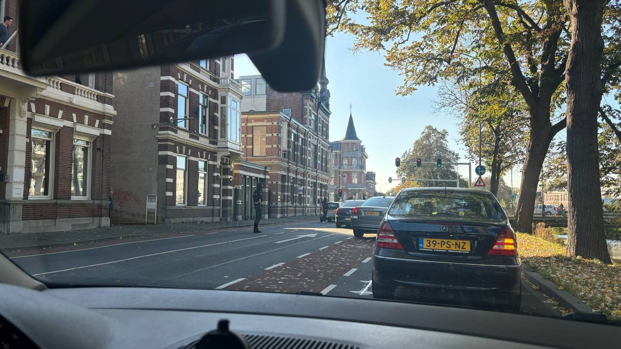 De 'arrestatie' door undercoveragenten op de Academiesingel (Foto: Redactie)