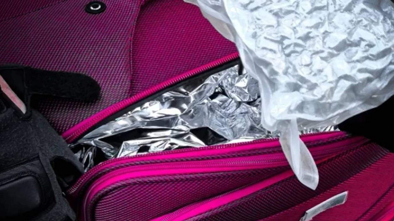 De roze koffer zat vol drugs (foto: Politie).