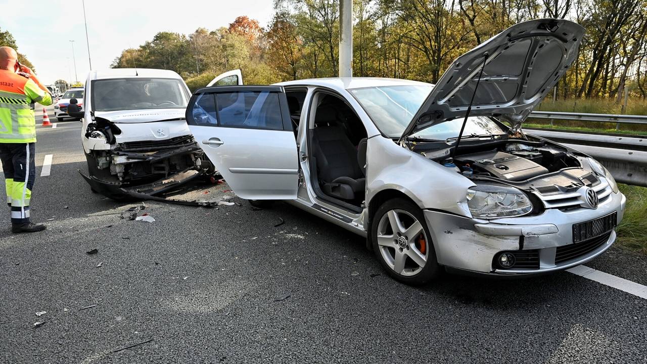 Ongeluk met vier voertuigen op A58, file loopt razendsnel op.