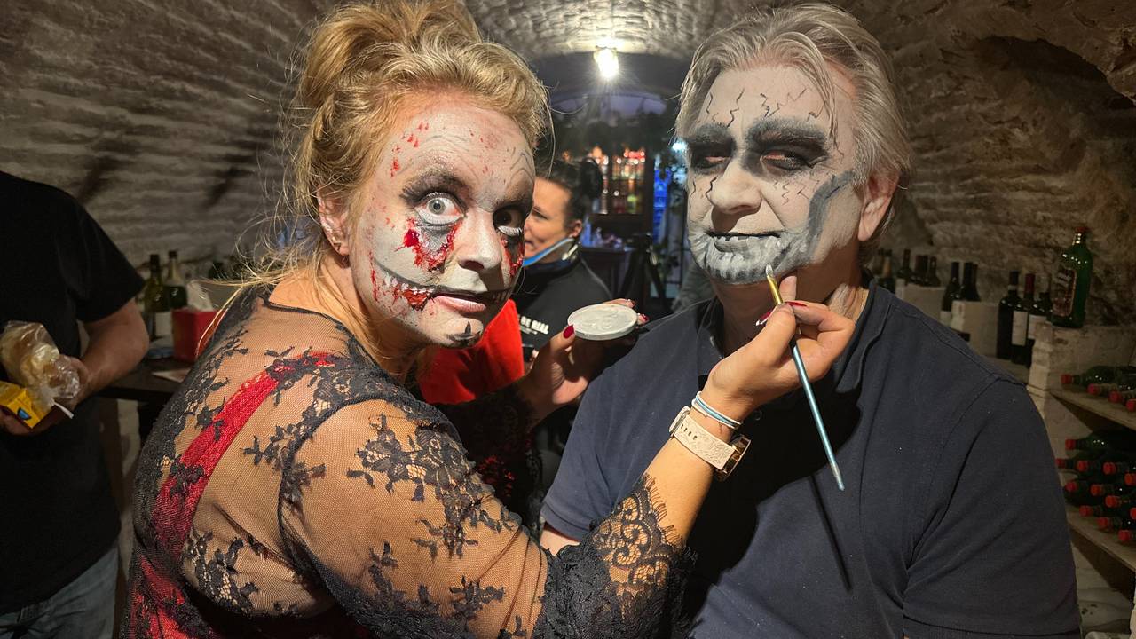 Twee 'griezels' bereiden zich voor op het spektakel (foto: Floortje Steigenga).